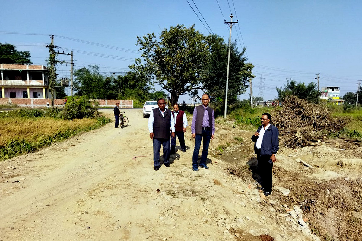 सिँचाईको नहर भत्काएर सडक निर्माण गर्दै वीरगंज महानगर